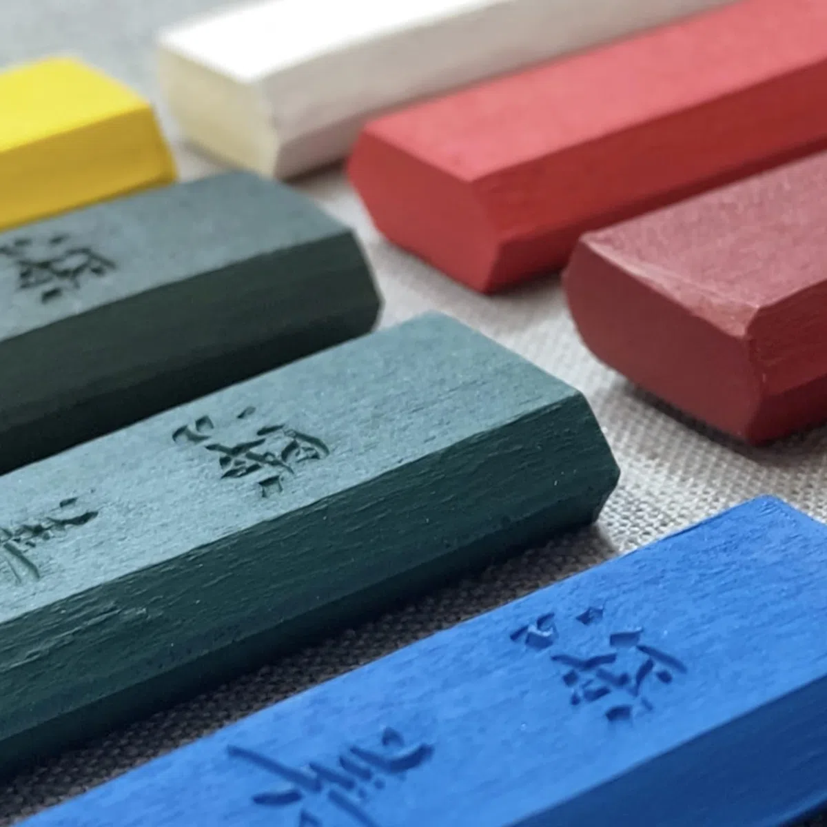 KURETAKE SAIBOKU Shimbi Lot de 12 bâtons d'encre Sumi noirs pour calligraphie traditionnelle japonaise et peinture qualité professionnelle pour lettrage dessin signature certifiée AP fabriqué au Japon
